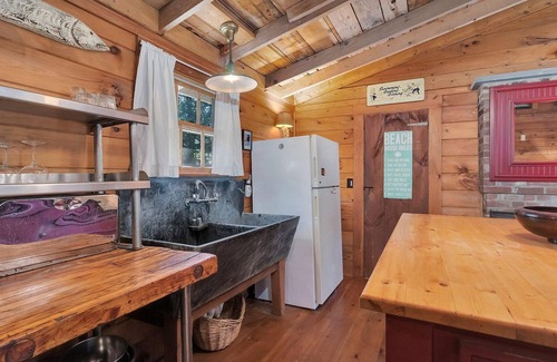 Eastham Cabaña | 1940s Cottage Stunner Large Studio w/loft feel dog friendly