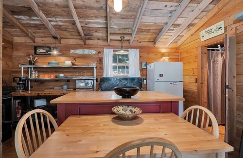 Eastham Cabaña | 1940s Cottage Stunner Large Studio w/loft feel dog friendly
