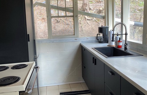 Ashfield-Colborne-Wawanosh Cabaña | 1940’s Original Kintail Beach Cottage - Steps to Kintail Beach
