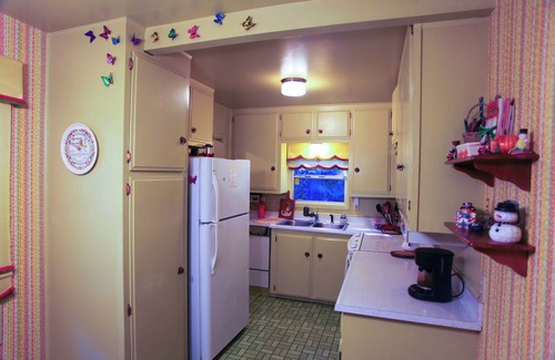 Crestline Cabina | 1940s Storybook Knotty Pine Cabin in Crestline, Absolute Privacy