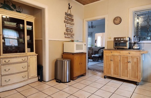 Galveston Casa | Casa vintage de 1940 se encuentra con un cómodo retiro en la playa (15% de impuestos hoteleros inc en tarifa)