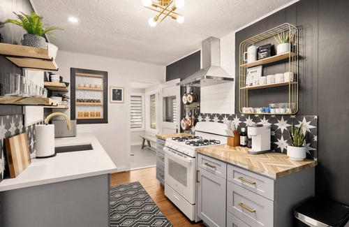 Tomball Cabaña | 1950s Cottage-steps from Trendy Old Town Tomball dining, coffee, shops
