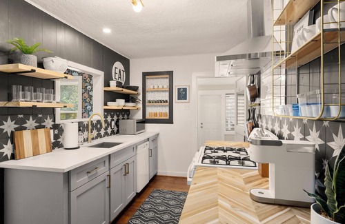 Tomball Cabaña | 1950s Cottage-steps from Trendy Old Town Tomball dining, coffee, shops