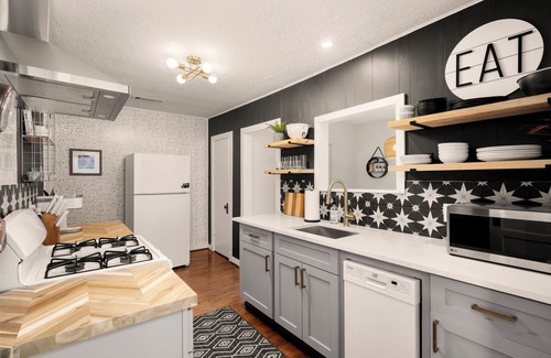 Tomball Cabaña | 1950s Cottage-steps from Trendy Old Town Tomball dining, coffee, shops