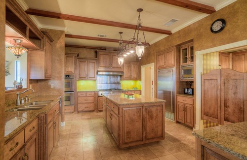 Uvalde Casa | Rancho de 720 acres con 6.000 pies cuadrados de casa en el río cristalino del río Nueces