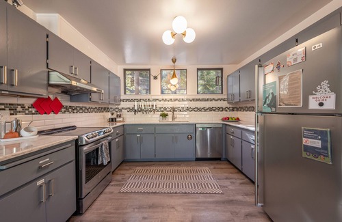 Alpine Meadows Casa | 1970s Alpine Chalet, "Bearadise" backs to creek, dog friendly, sleeps 14+