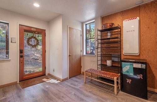Alpine Meadows Casa | 1970s Alpine Chalet, "Bearadise" backs to creek, dog friendly, sleeps 14+