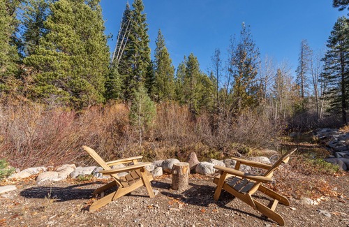 Alpine Meadows Casa | 1970s Alpine Chalet, "Bearadise" backs to creek, dog friendly, sleeps 14+