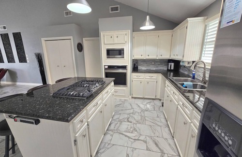Clodine Casa | 1976HoustonGem Luminous PvTPool & HotTub DT20mins for LRG Families 6Beds / 2Bath