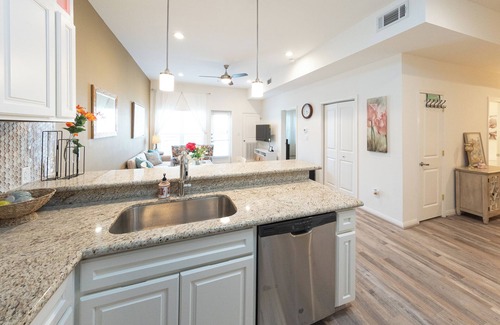 Katy Condominio | 1A ~Cozy condo in charming Katy with WiFi, AC