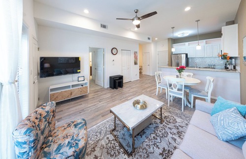 Katy Condominio | 1A ~Cozy condo in charming Katy with WiFi, AC