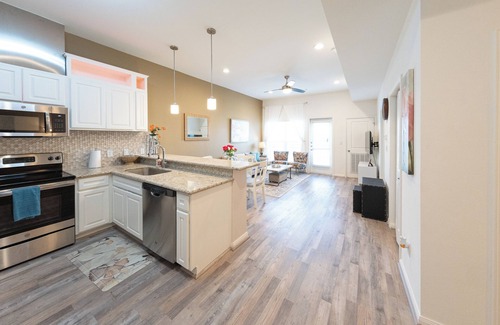 Katy Condominio | 1A ~Cozy condo in charming Katy with WiFi, AC
