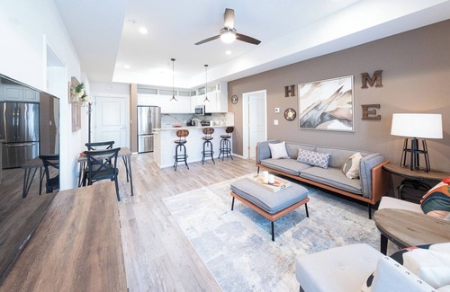 Katy Condominio | 1B ~Chic 2-bedroom condo with WiFi, AC in fantastic Katy
