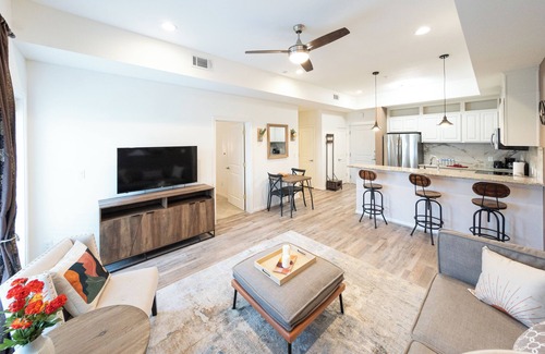 Katy Condominio | 1B ~Chic 2-bedroom condo with WiFi, AC in fantastic Katy