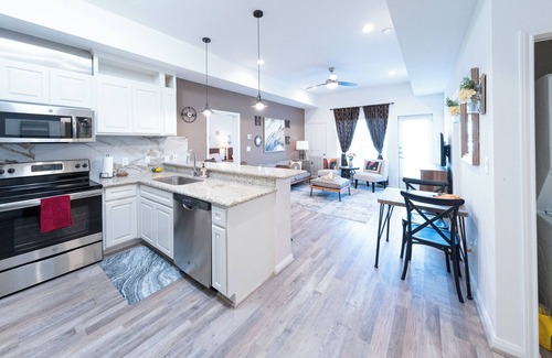 Katy Condominio | 1B ~Chic 2-bedroom condo with WiFi, AC in fantastic Katy