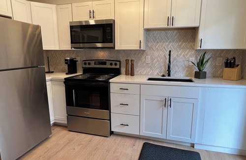 Evergreen Apartamento | Comfort Suite - Full suite in gated, quiet building