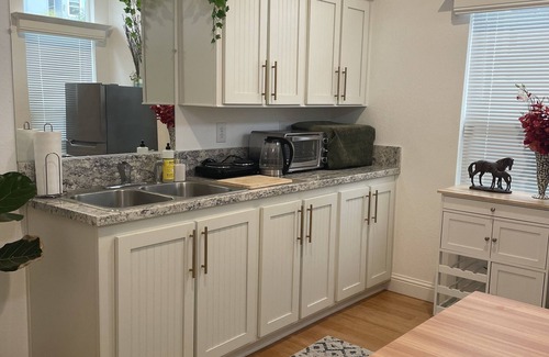 Agoura Hills Casa | 1bd/1ba retreat in Mountains, Pool, jacuzzi, gym! 8 min to Malibu beach!