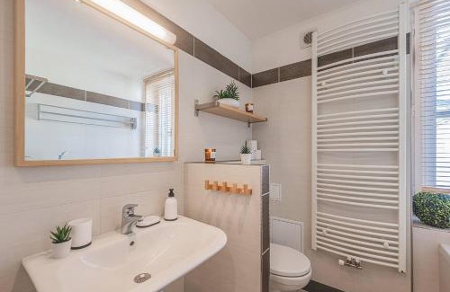 Hradec Kralove Apartamento | 1BD Apartment on Masarykovo Square - Bathtube, Desk & Chair, Free Wi-Fi