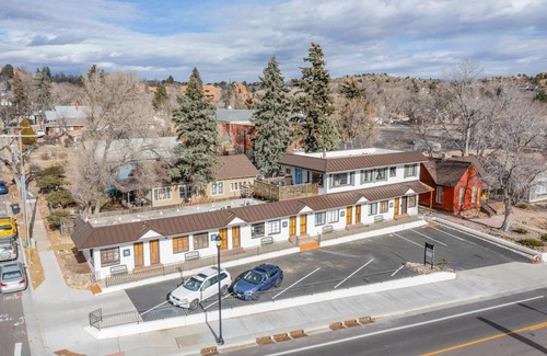 West Colorado Springs Cabina | 1BD Cozy Suiterestaurants & Hiking!dogs Welcome