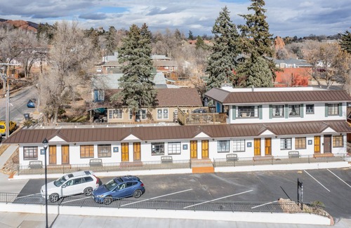 West Colorado Springs Cabina | 1BD Cozy Suiterestaurants & Hiking!dogs Welcome