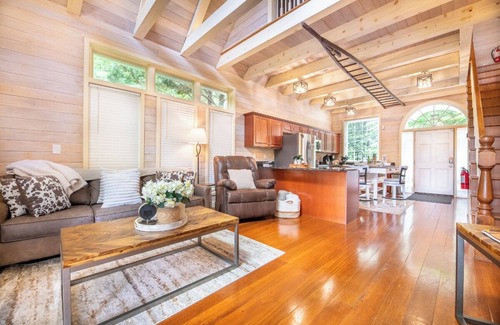 Sevierville Cabina | 1BD + Loft w/ Hot Tub! Pool table+Firepit