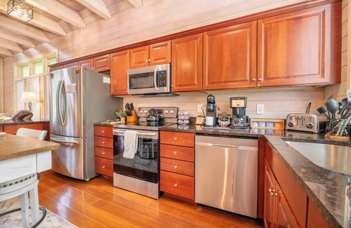 Sevierville Cabina | 1BD + Loft w/ Hot Tub! Pool table+Firepit