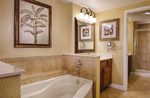 Lake Buena Vista Complejo | 1BD/Orlando near Disney - 5 Pools, Hot Tub, Park Shuttle, and Games!
