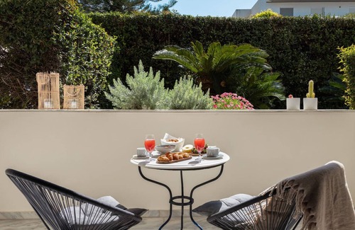 Vouliagmeni Casa | 1BD Serene Calm Pool House