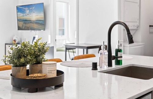 Uptown Apartamento | 1Bedroom Apartment + Rooftop Deck | Lake of Isles