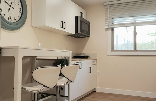Glendale Casa | 1Bedroom Guesthouse in Downtown Glendale near shops/mall. Outdoor Cafe Table.