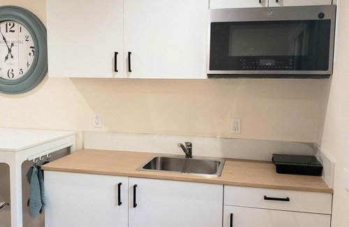Glendale Casa | 1Bedroom Guesthouse in Downtown Glendale near shops/mall. Outdoor Cafe Table.