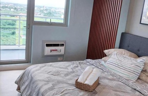 San Fernando Apartamento | 1BEDROOM Unit at Azure north With Netflix up to 6PAX
