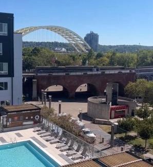 Central Business District Apartamento | 1BR, 1 Bath Apmt with Pool and Riverfront View Only Steps from The Banks & Stadiums !