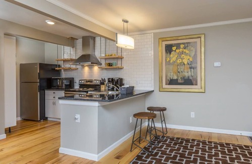 Winston - Salem Apartamento | 1BR 1st Floor Apt Near Downtown with Free Parking