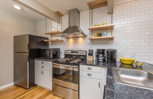 Winston - Salem Apartamento | 1BR 1st Floor Apt Near Downtown with Free Parking