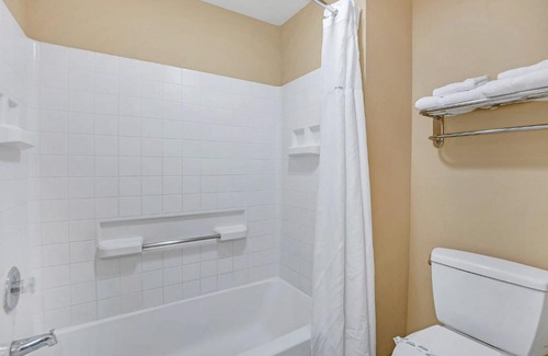 Florida Central Atlantic Coast Apartamento | 1BR 2 Queens Hotel-Apt with Pool, Hot Tub & Arcade, near Disney & Universal!