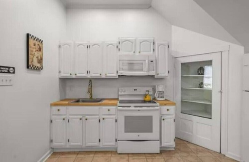West Philadelphia Hotel | Cozy&Chic Suite Near Center Philly