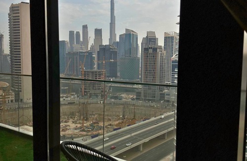 Business Bay Apartamento | Sleek 1BHK, Cozy Retreat Near Burj Khalifa & Canal