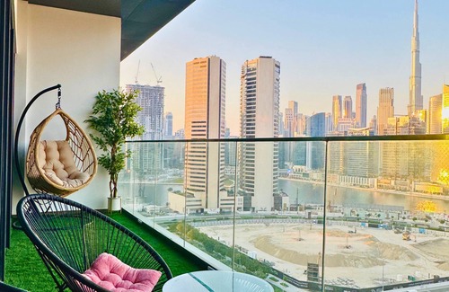 Business Bay Apartamento | Sleek 1BHK, Cozy Retreat Near Burj Khalifa & Canal