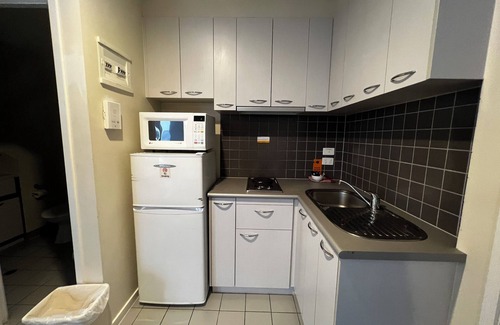 Carlton South Apartamento | 1BR Apartment for 3 | CBD Prime Location | Walks to Attractions
