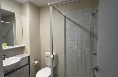 Carlton South Apartamento | 1BR Apartment for 3 | CBD Prime Location | Walks to Attractions