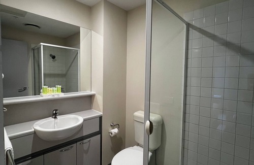 Carlton South Apartamento | 1BR Apartment for 3 | CBD Prime Location | Walks to Attractions
