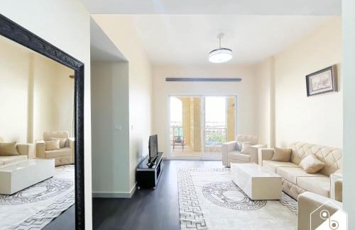 Al Hamra Village Apartamento | 1BR Apartment in RAK with Lagoon View Balcony