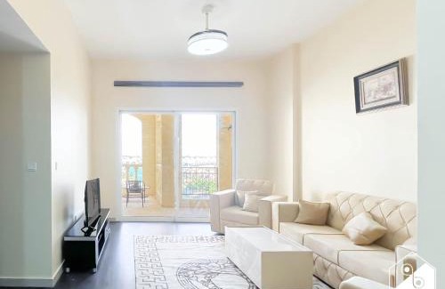 Al Hamra Village Apartamento | 1BR Apartment in RAK with Lagoon View Balcony