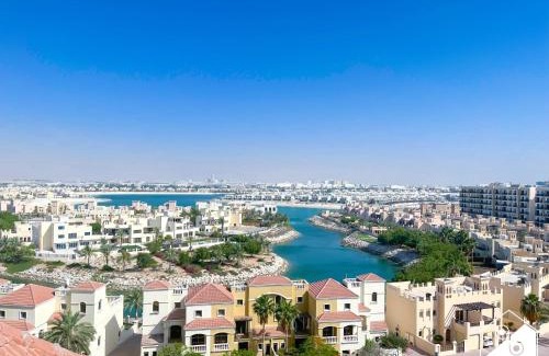 Al Hamra Village Apartamento | 1BR Apartment in RAK with Lagoon View Balcony