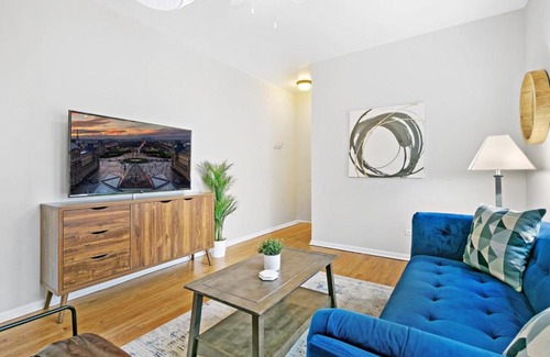 Rogers Park Apartamento | 1BR Apartment in Rogers Park with King Bed - Lunt 2E