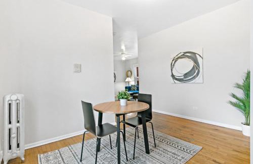 Rogers Park Apartamento | 1BR Apartment in Rogers Park with King Bed - Lunt 2E