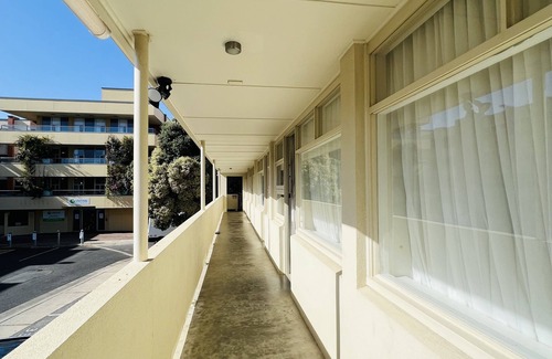 Glenelg North Apartamento | 1BR APT with parking close to beach