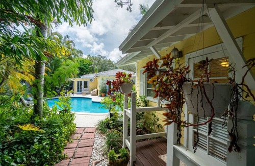 Victoria Park Casa | 1BR Cottage with Heated Pool in Victoria Park