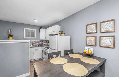 Park Place Apartamento | Spacious Apt | 3 Full Beds | Gated Parking